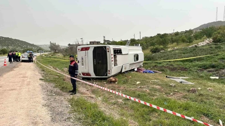 Gaziantep&rsquo;te yolcu taşıyan midib&uuml;s devrildi: 1 &ouml;l&uuml;, 7 yaralı
