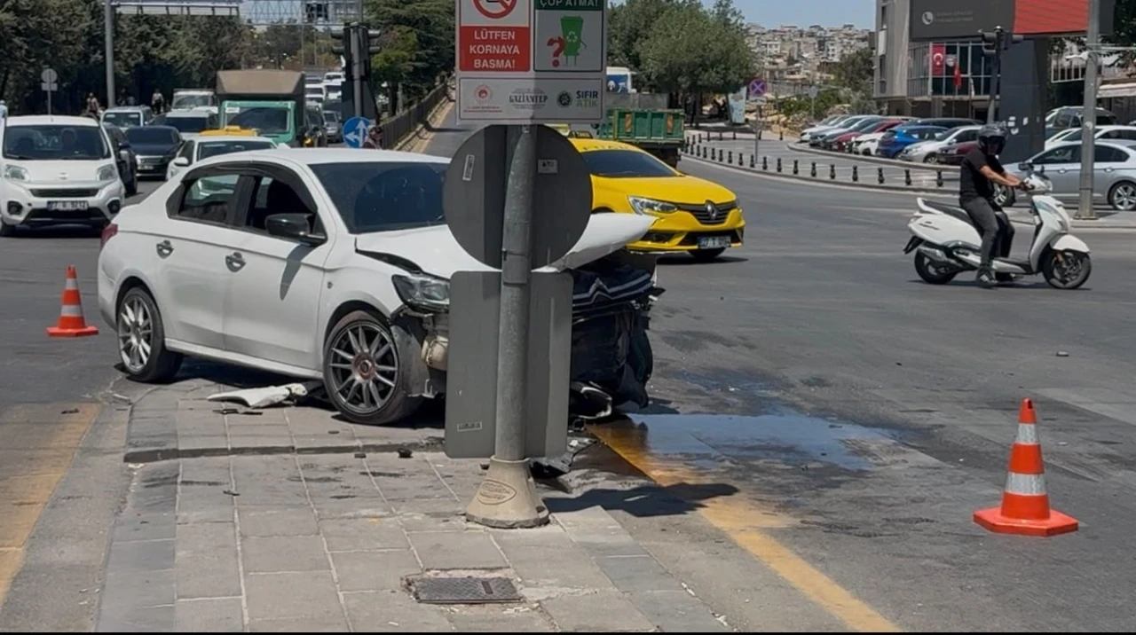 Gaziantep&rsquo;te zincirleme kaza: 3 ara&ccedil; hasar g&ouml;rd&uuml;
