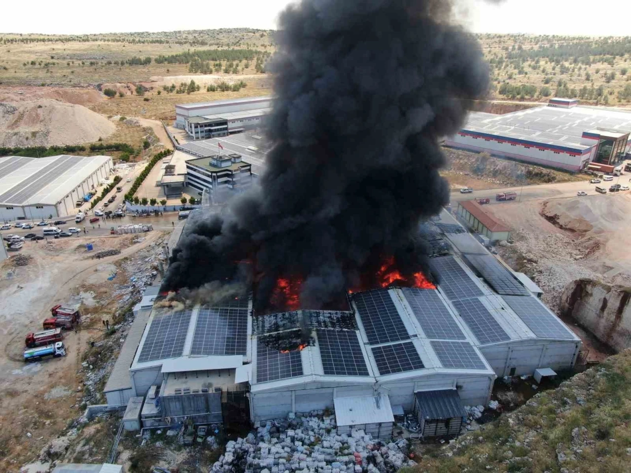 Gaziantep’teki fabrika yangını dron ile görüntülendi