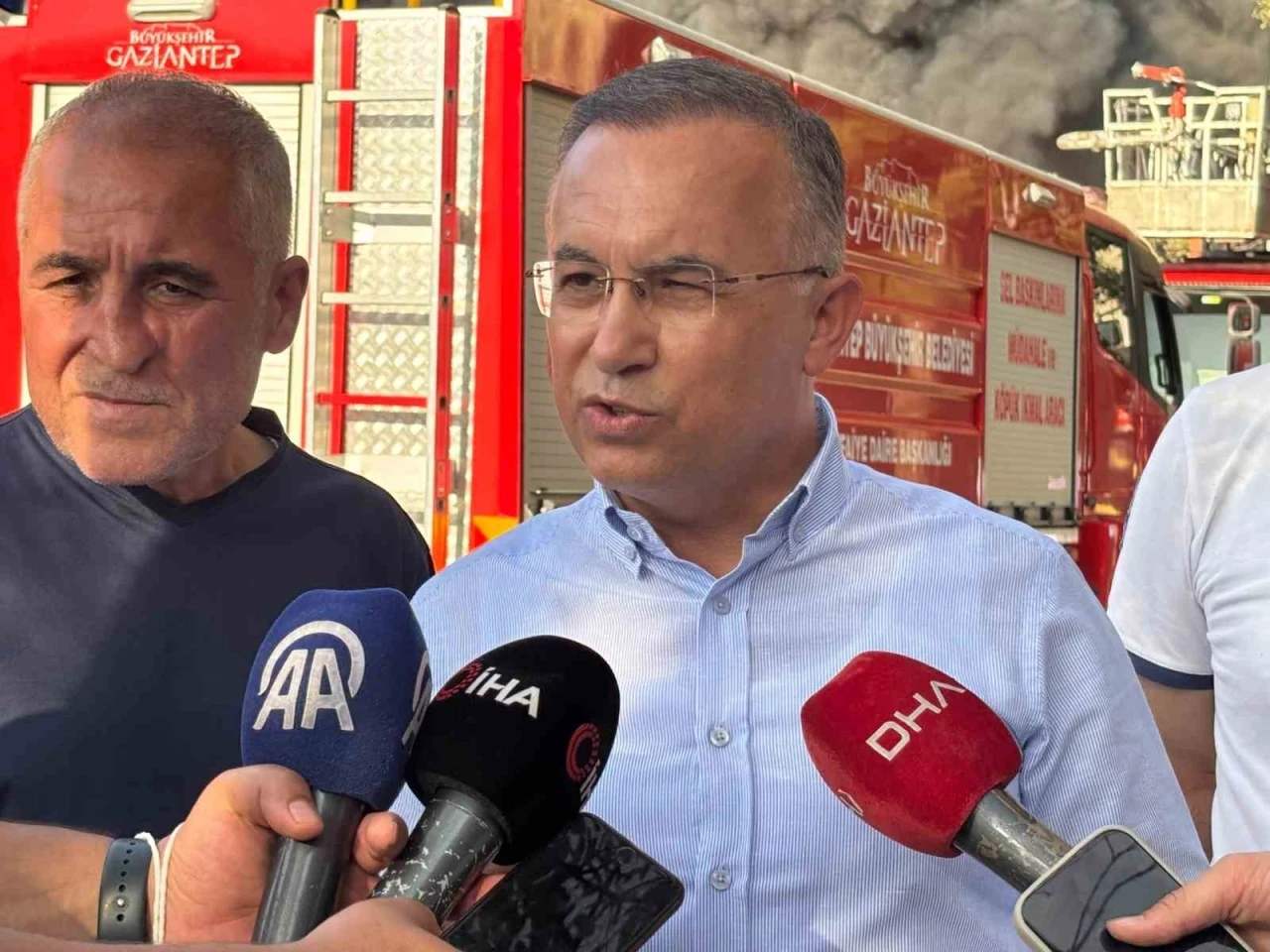 Gaziantep Valisi Çeber: "Yangını başka bir fabrikaya sirayet etmeden söndürmeye gayret ediyoruz"