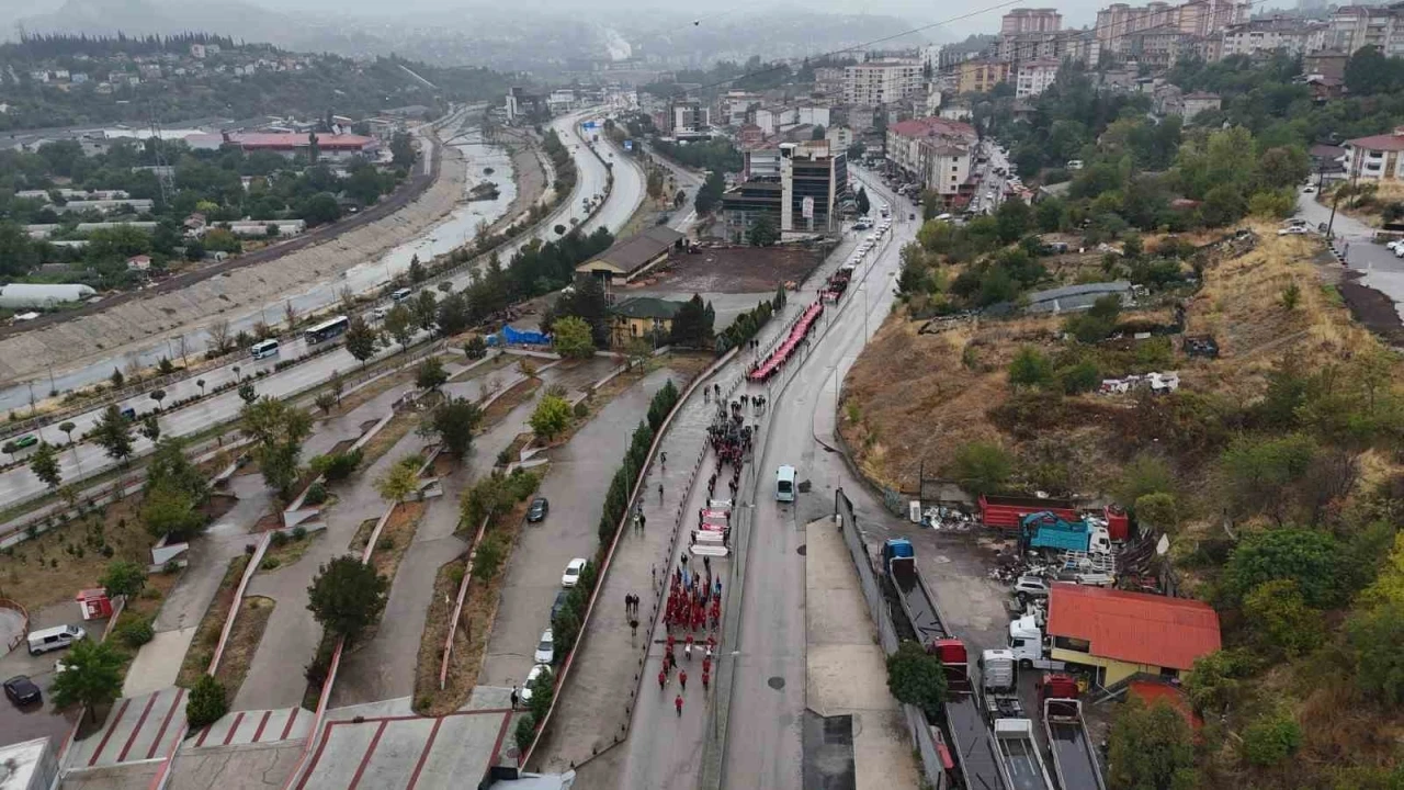 Gazilerin yürüyüşüne 50 metrelik Türk bayrağıyla destek
