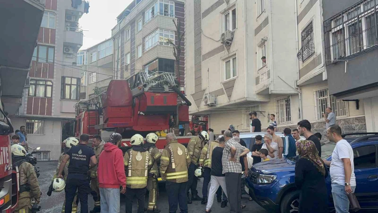 Gaziosmanpaşa&rsquo;da 4 katlı binada korkutan yangın
