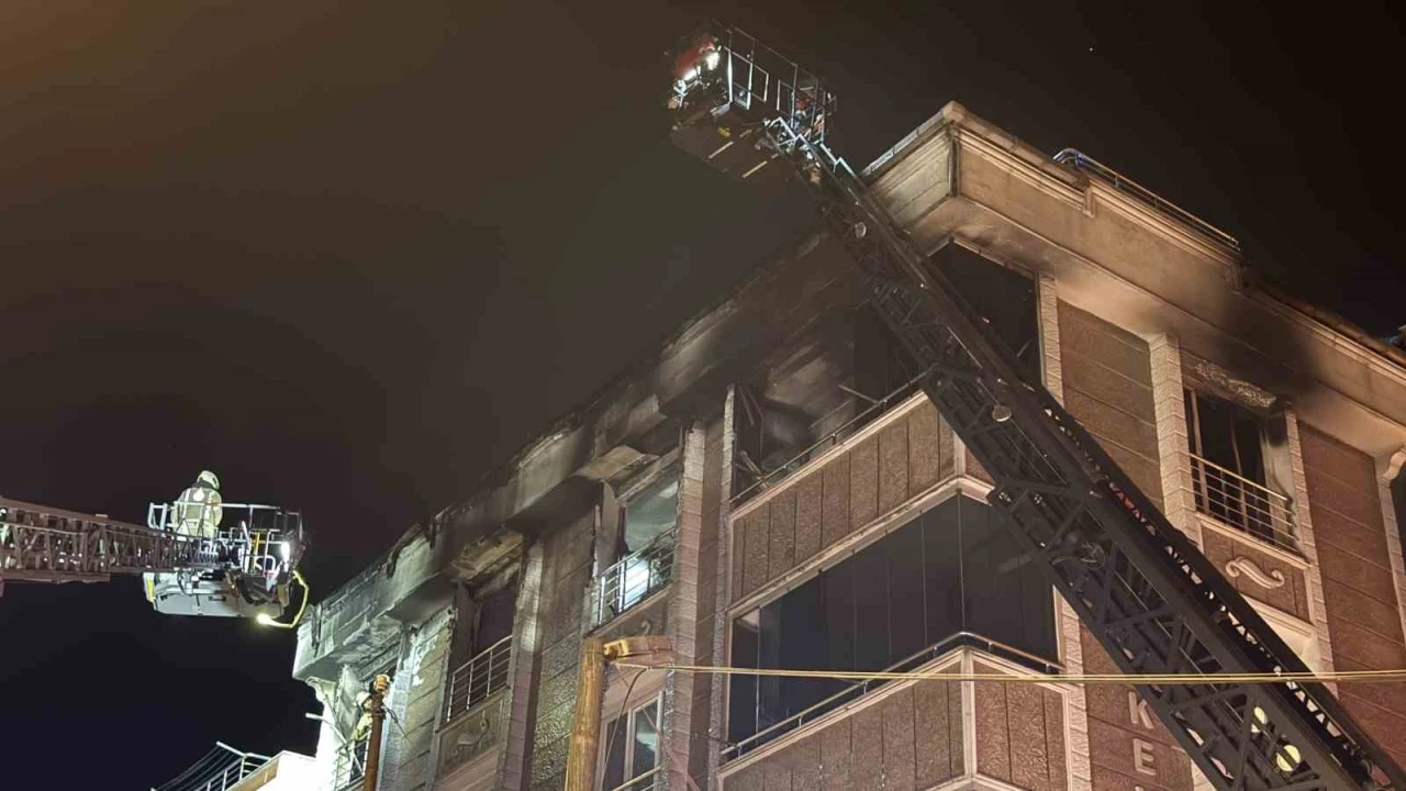 Gaziosmanpaşa’da 6 katlı binada çıkan yangın paniğe neden oldu
