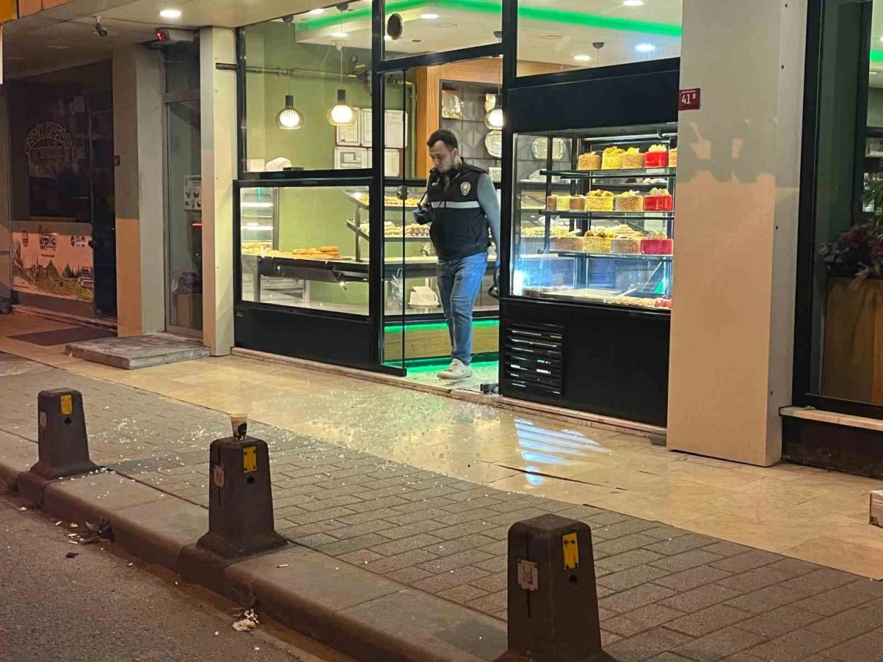 Gaziosmanpaşa’da husumetlisinden kaçarak kafeye saklanan genç, silahlı saldırıda yaralandı
