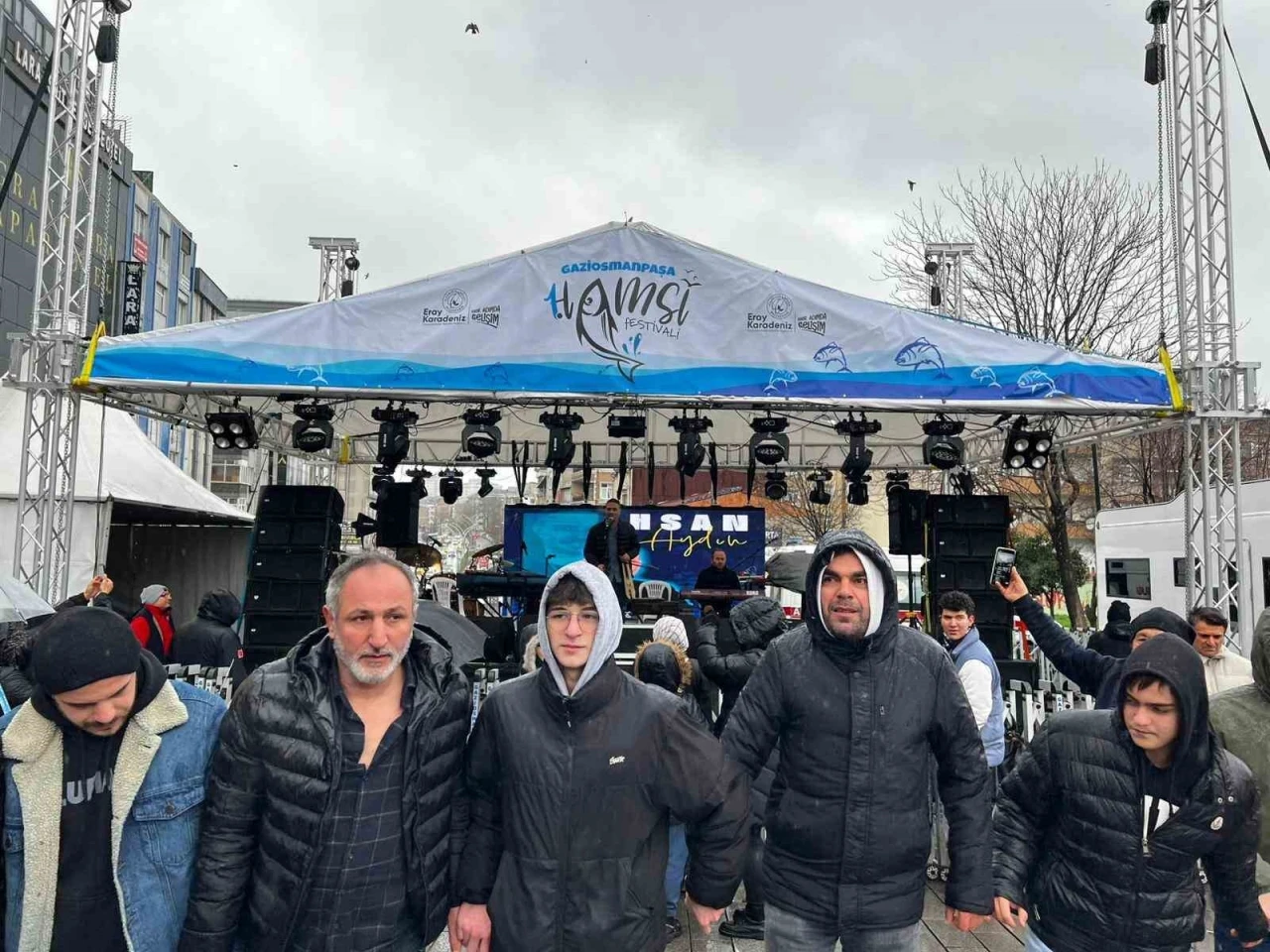 Gaziosmanpaşa&rsquo;da Karadeniz r&uuml;zgarı: Festivalde 10 ton hamsi ikram edildi
