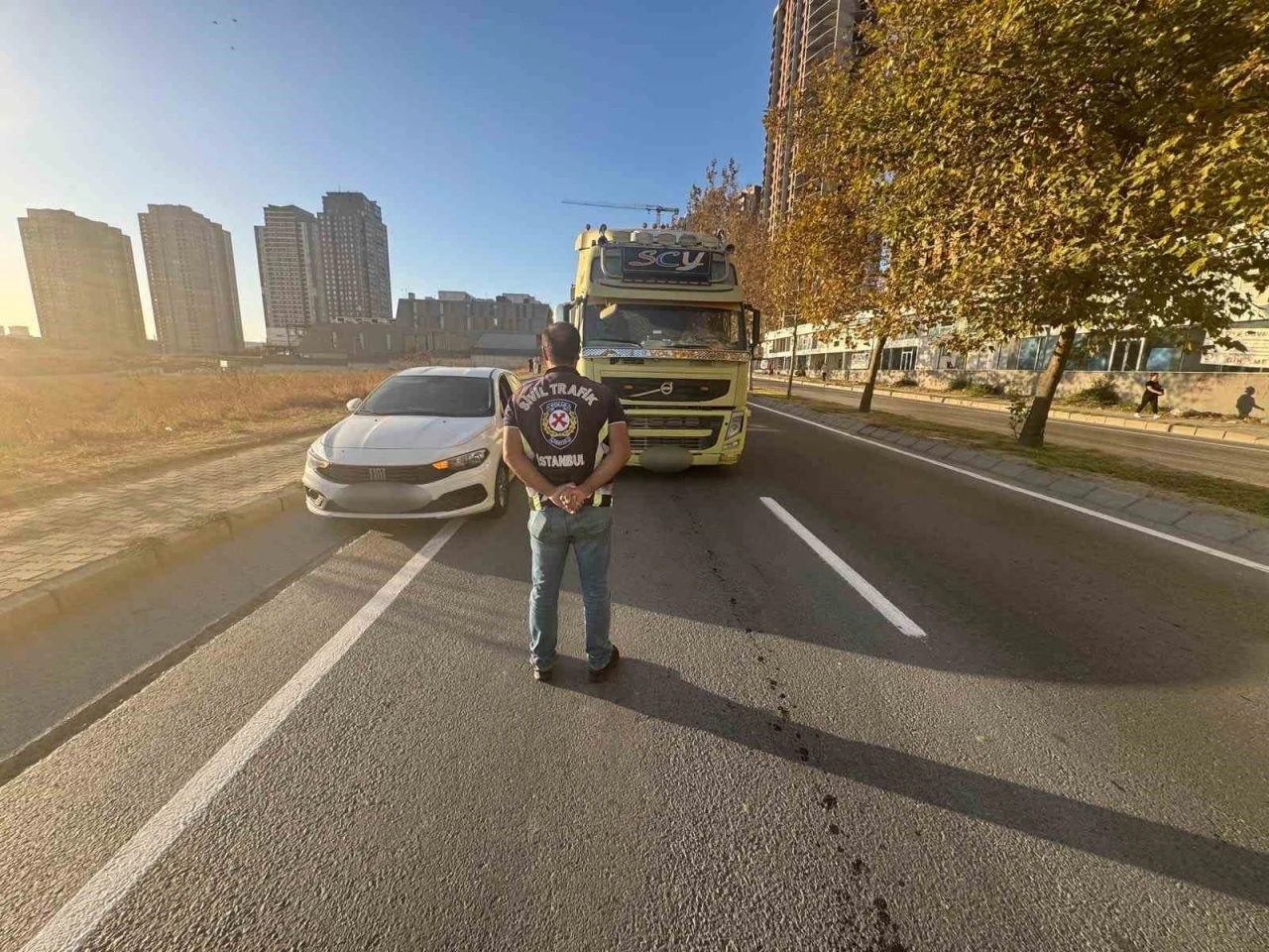 Gaziosmanpaşa’da tırı bisiklet yoluna park eden sürücü &quot;pes&quot; dedirtti
