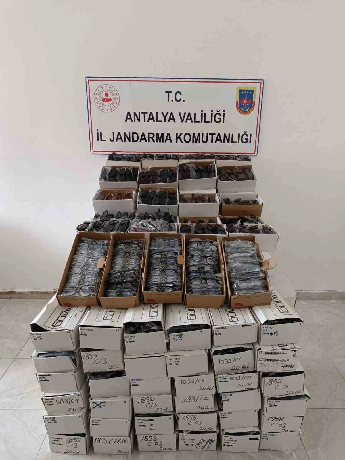 Gazipaşa’da araçta 3 bin kaçak gözlük ele geçirildi
