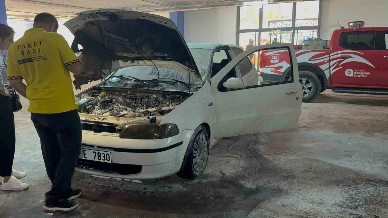 Gazipaşa’da AVM otoparkında otomobil yangını
