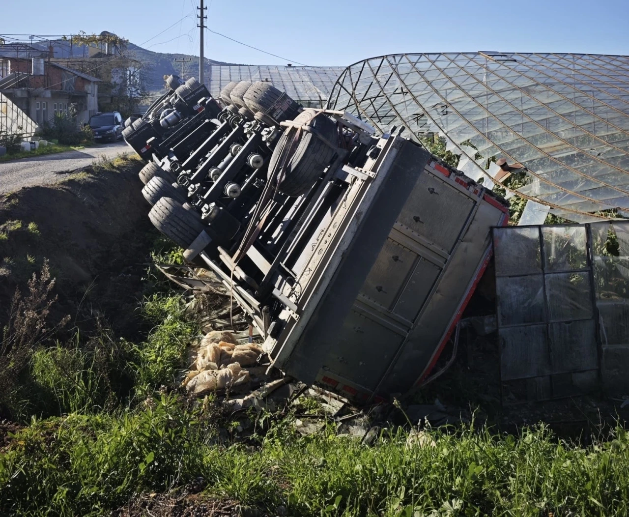 Gazipaşa&rsquo;da devrilen kamyonun s&uuml;r&uuml;c&uuml;s&uuml; yaralandı
