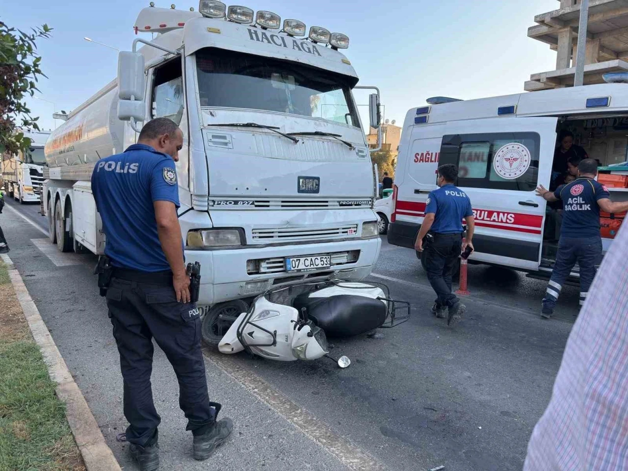 Gazipaşa’da tanker ile motosiklet çarpıştı: Anne ve 2 çocuğu yaralandı
