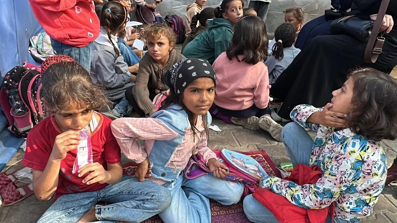 Gazze’de çocuklar enkaza dönen okullarda ders başı yaptı
