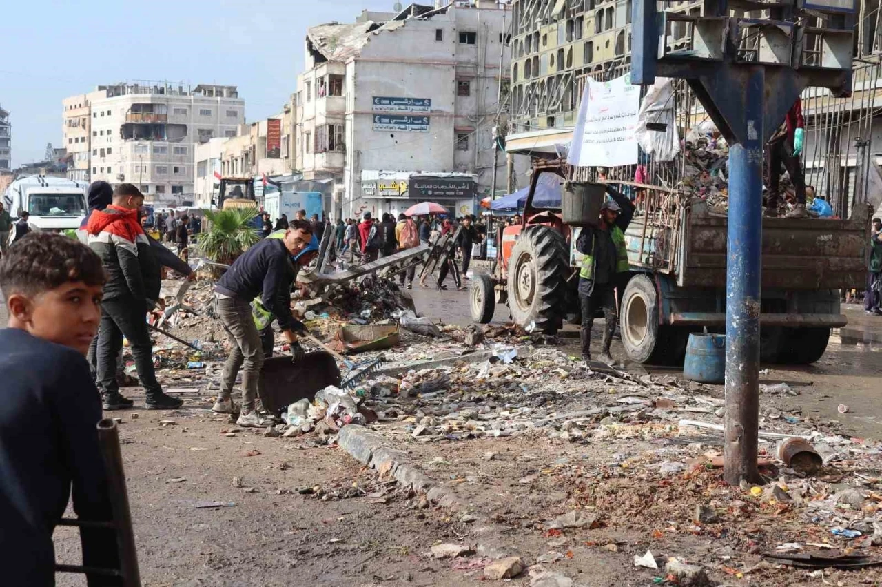 Gazzeliler &quot;Yeniden İnşa Edeceğiz&quot; kampanyası başlattı
