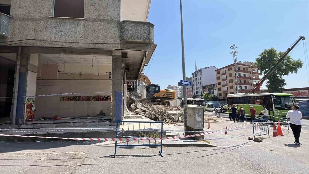 Gebze&rsquo;de 4 kişinin &ouml;ld&uuml;ğ&uuml; facianın ardından boşaltılan 22 riskli yapının yıkımına başlandı
