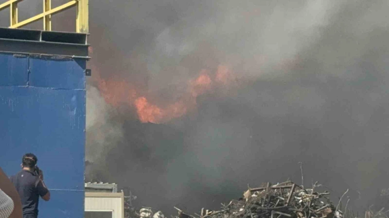 Gebze’de hurda sahasında yangın çıktı
