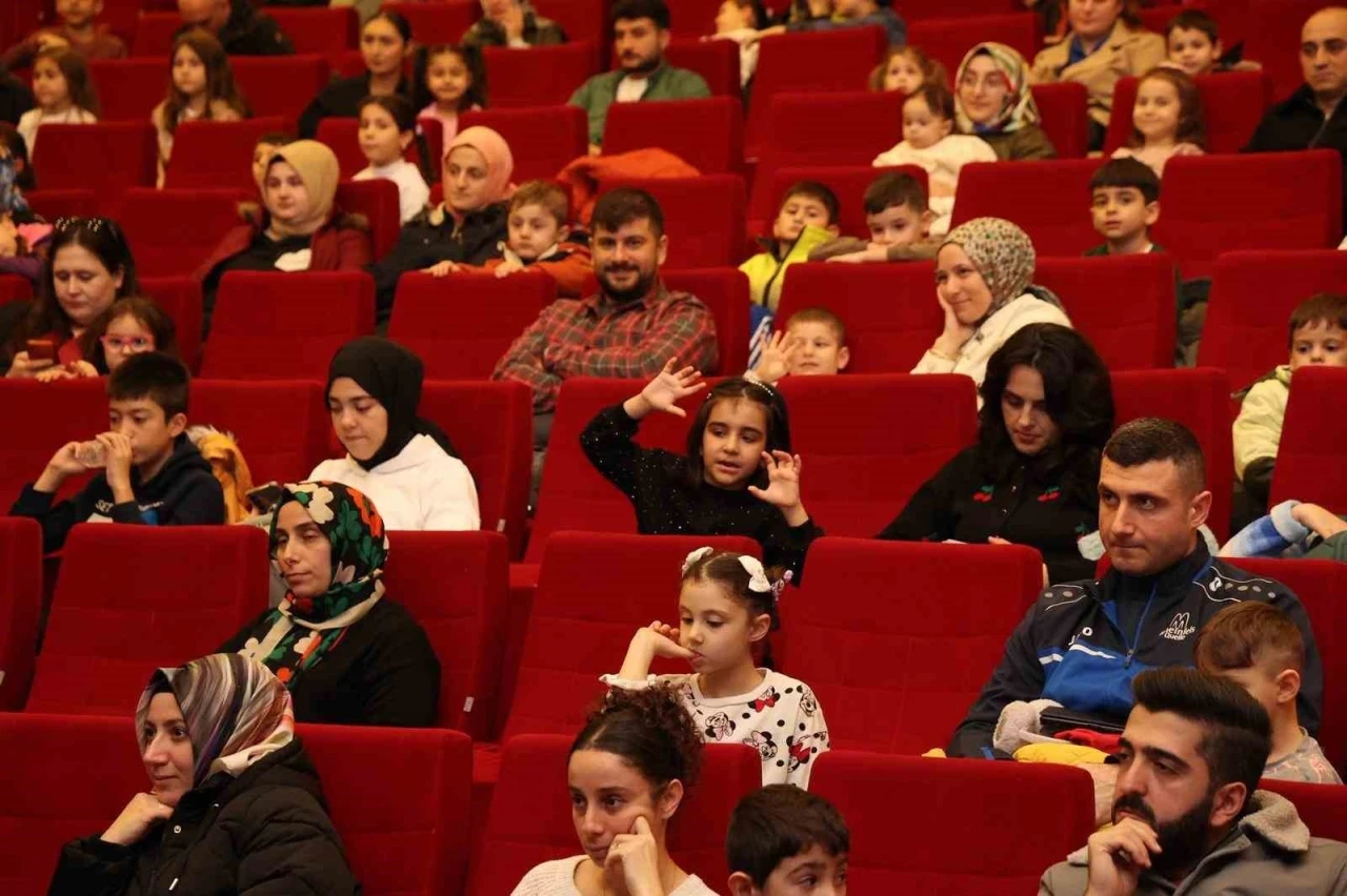 Gebze&rsquo;de "Renkli &Ccedil;oraplı Kuzgun" oyunu sahnelendi
