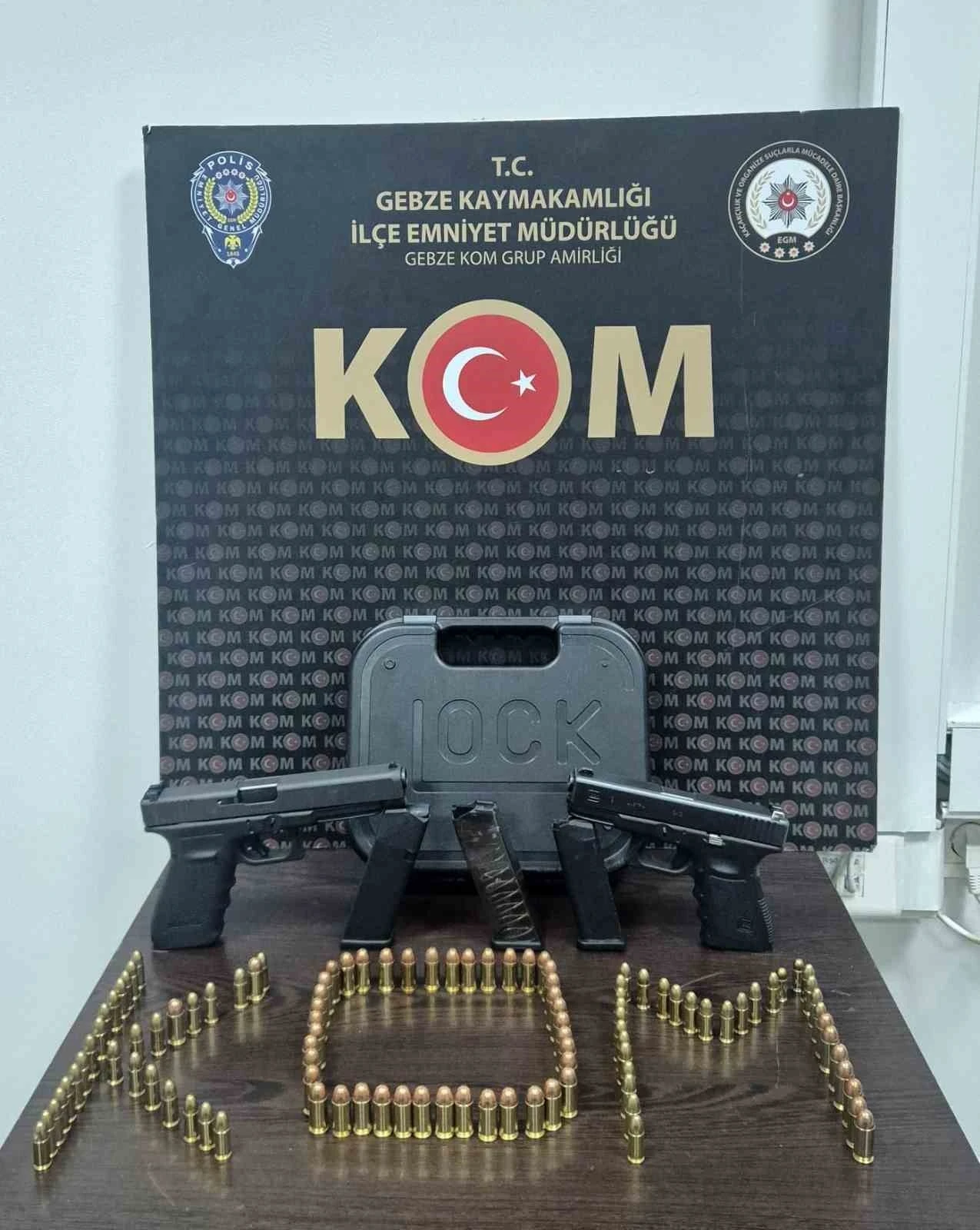 Gebze&rsquo;de ruhsatsız silah ve change ara&ccedil; operasyonu
