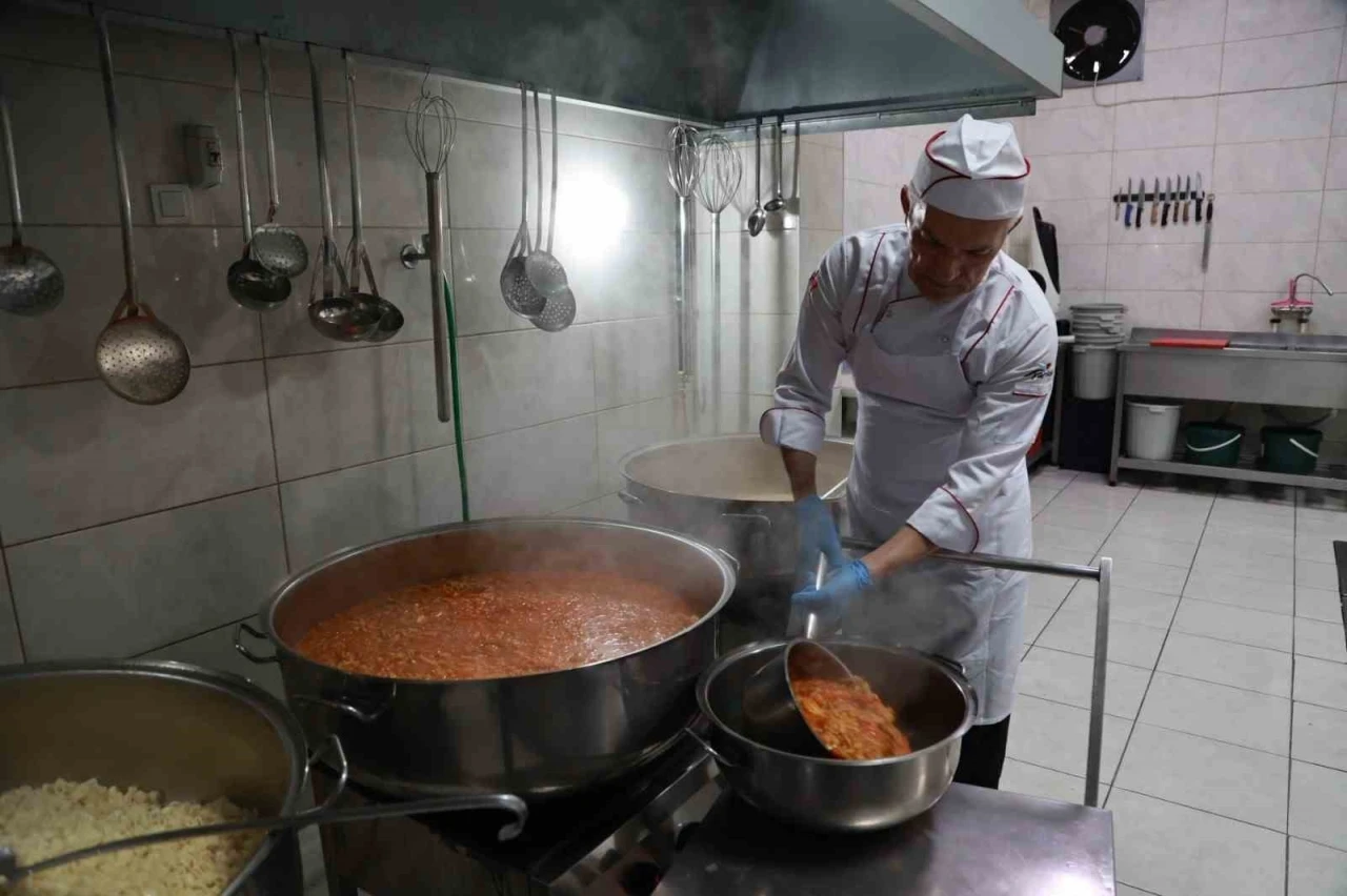 Gebze&rsquo;deki aşevinden ayda 7 bin 800 &ouml;ğ&uuml;n sıcak yemek
