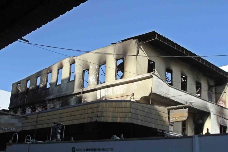 Gece alev alev yanan ahşap at&ouml;lyesi 3 saatte s&ouml;nd&uuml;r&uuml;ld&uuml;, soğutma &ccedil;alışmaları &ouml;ğlene kadar s&uuml;rd&uuml;
