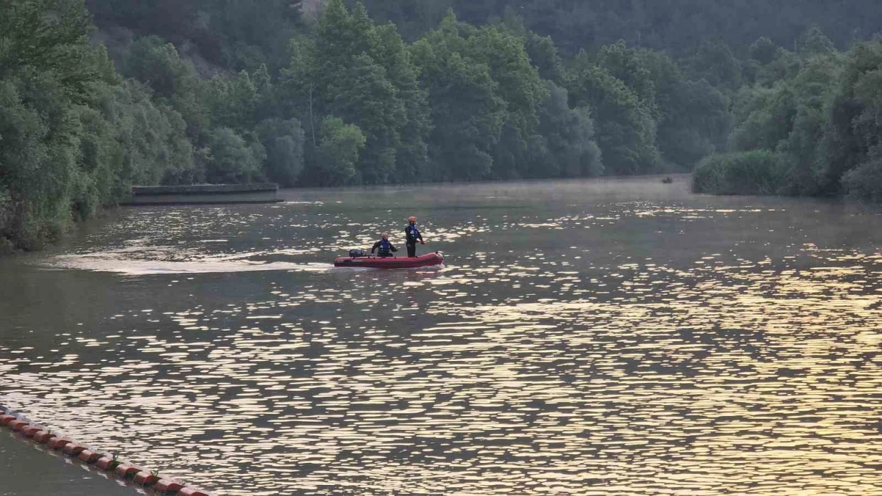 Gece boyu arandı, gün ağarınca botlarla arama çalışmaları ye