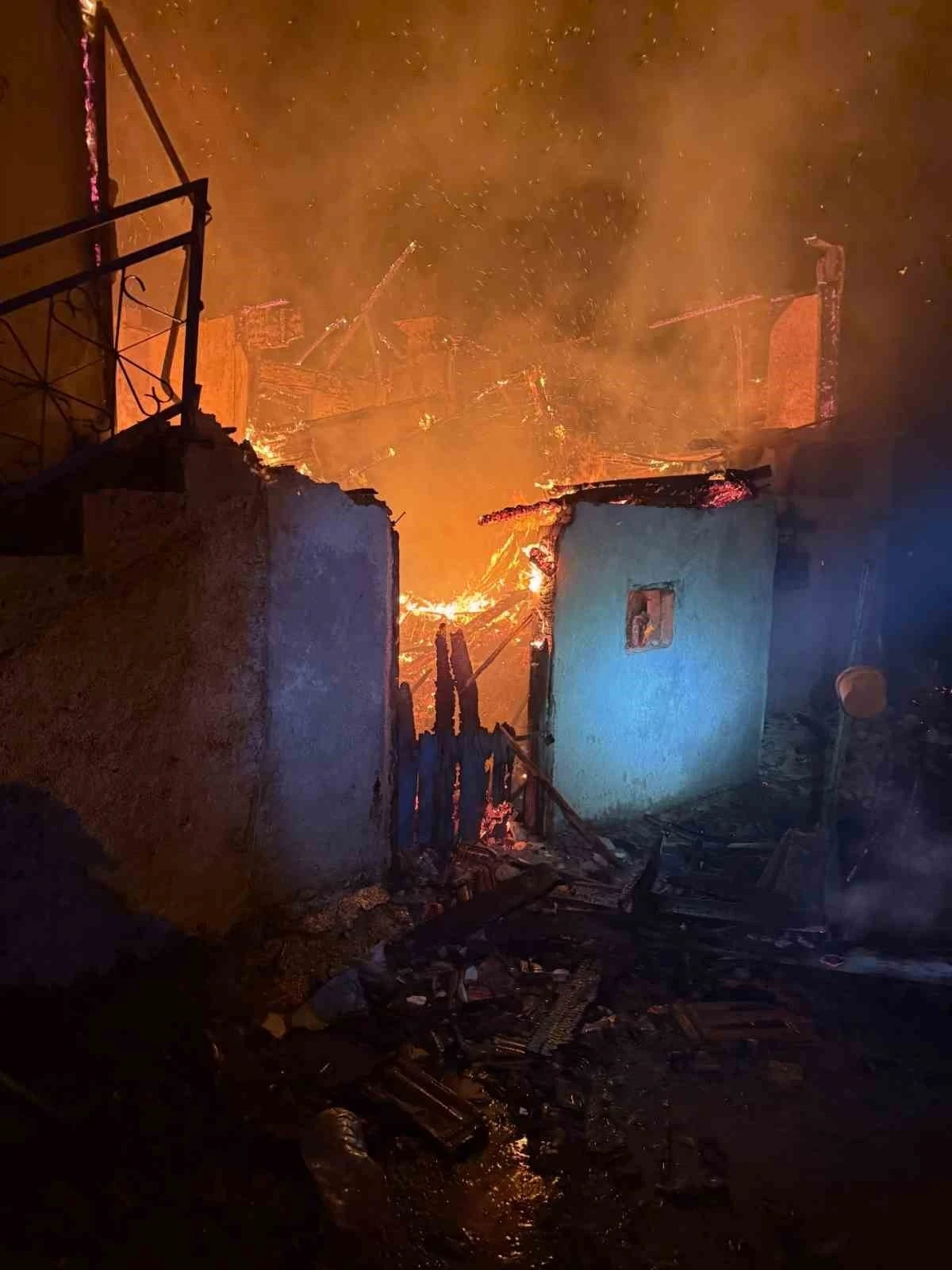 Gece yarısı &ccedil;ıkan yangında 1 ev kullanılamaz hale geldi
