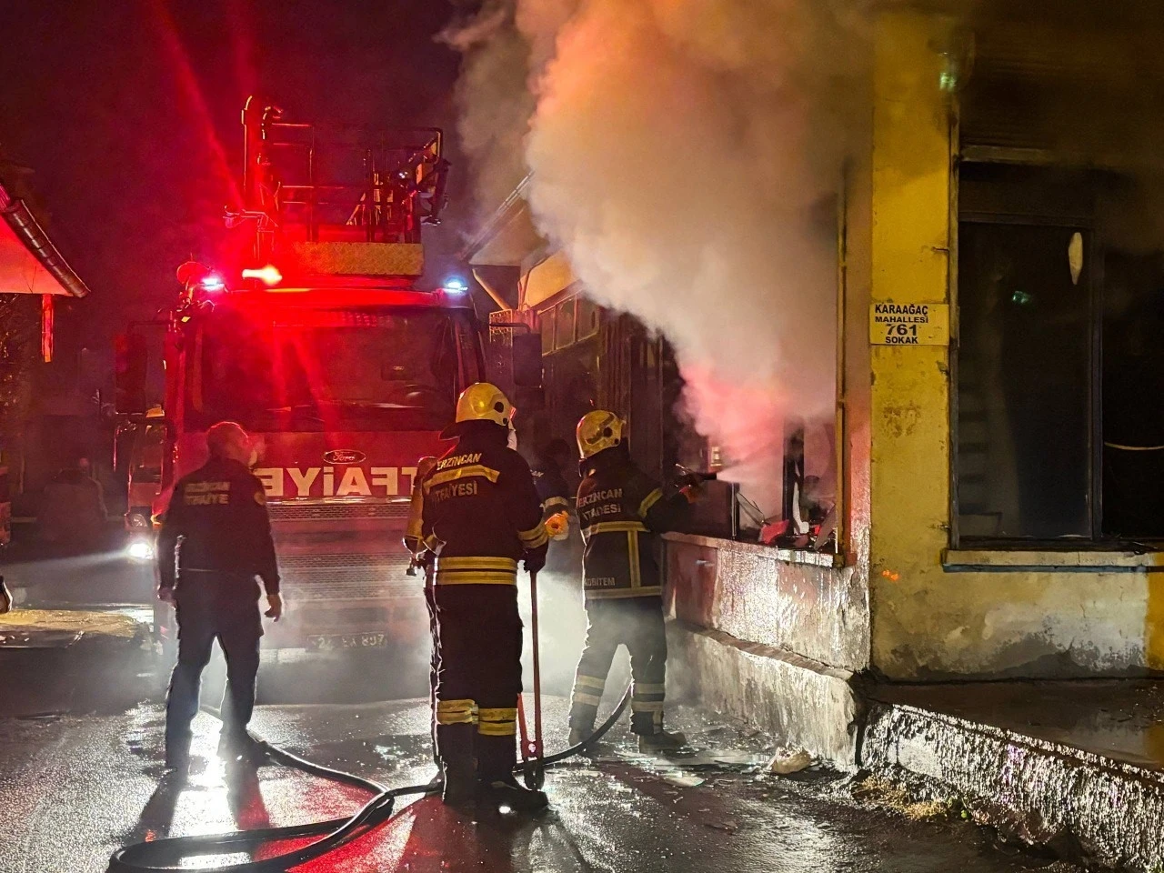 Gece yarısı iş yeri yangını: Kepenkler ve camlar kırıldı
