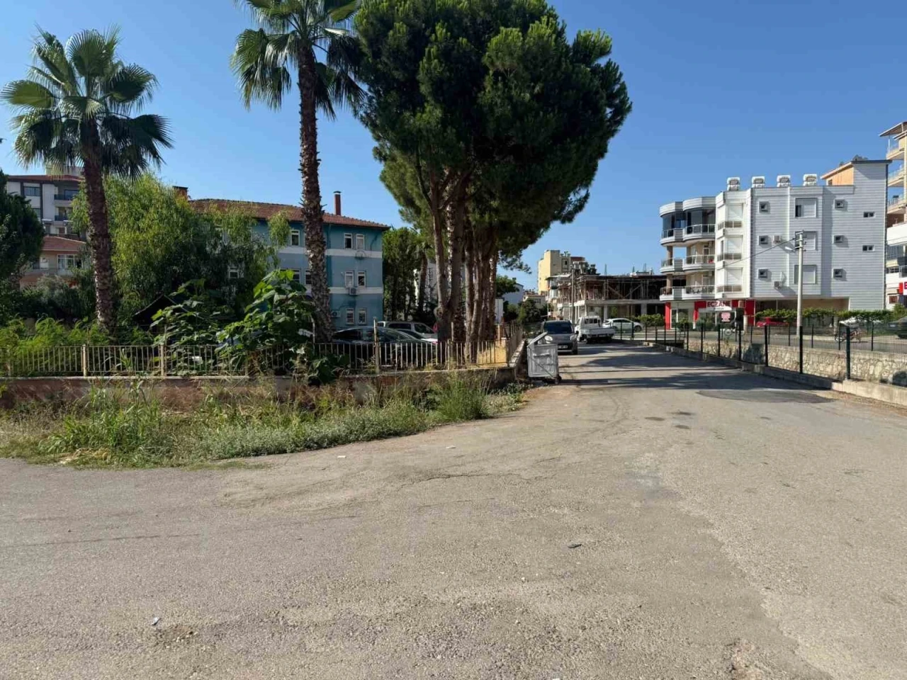 Gece yarısı patlatılan havai fişek, mahalleyi ayağa kaldırdı: Kimi deprem sandı, kimi ma&ccedil; var zannetti
