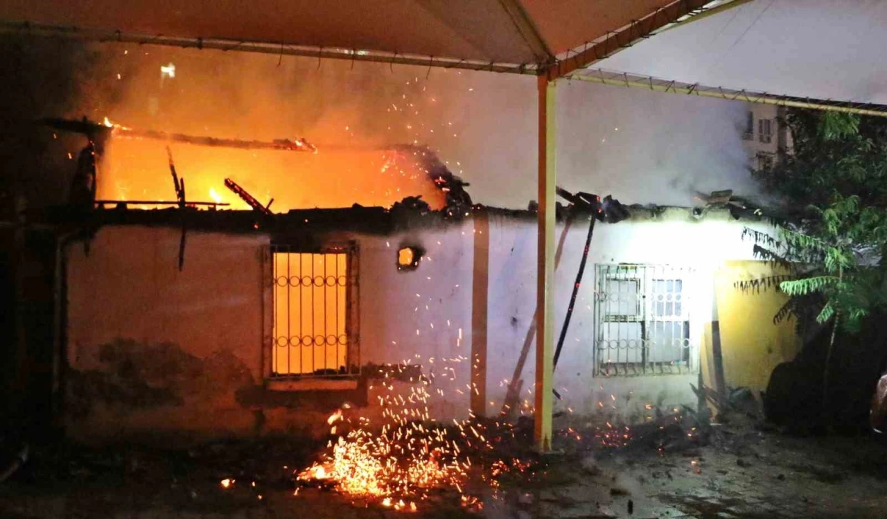 Gecekondu alev alev yandı, sokağa dökülen mahalleli kediler için gözyaşı döktü
