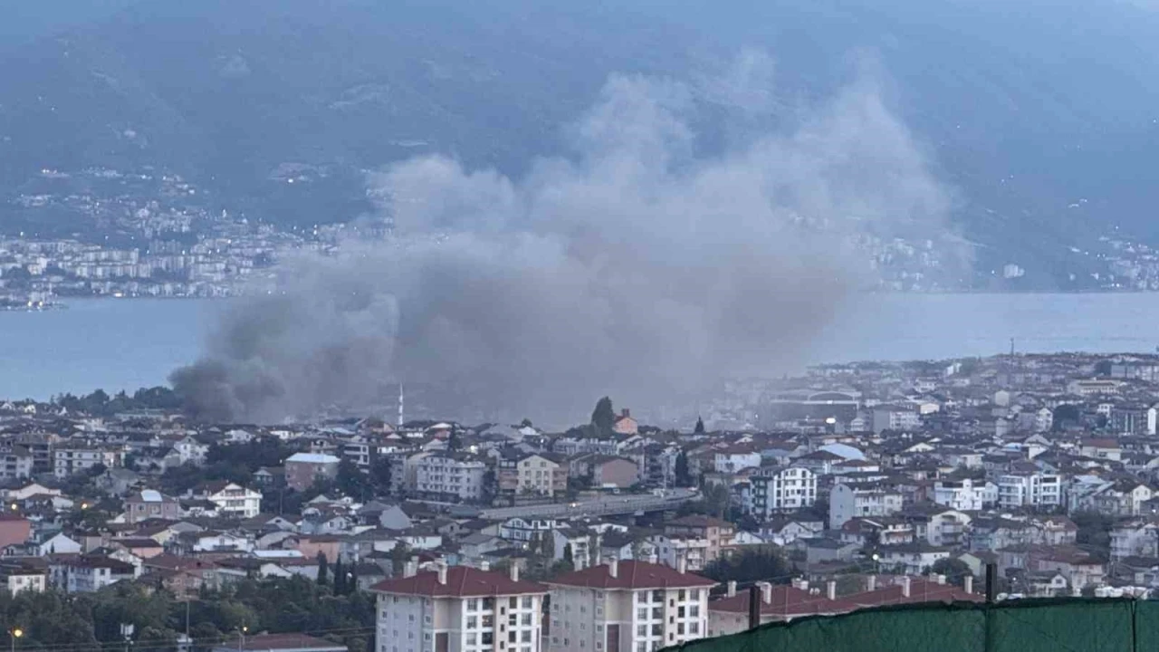 Gecekonduda &ccedil;ıkan yangın mahalleliyi sokağa d&ouml;kt&uuml;: Kundaklama ş&uuml;phesi araştırılıyor
