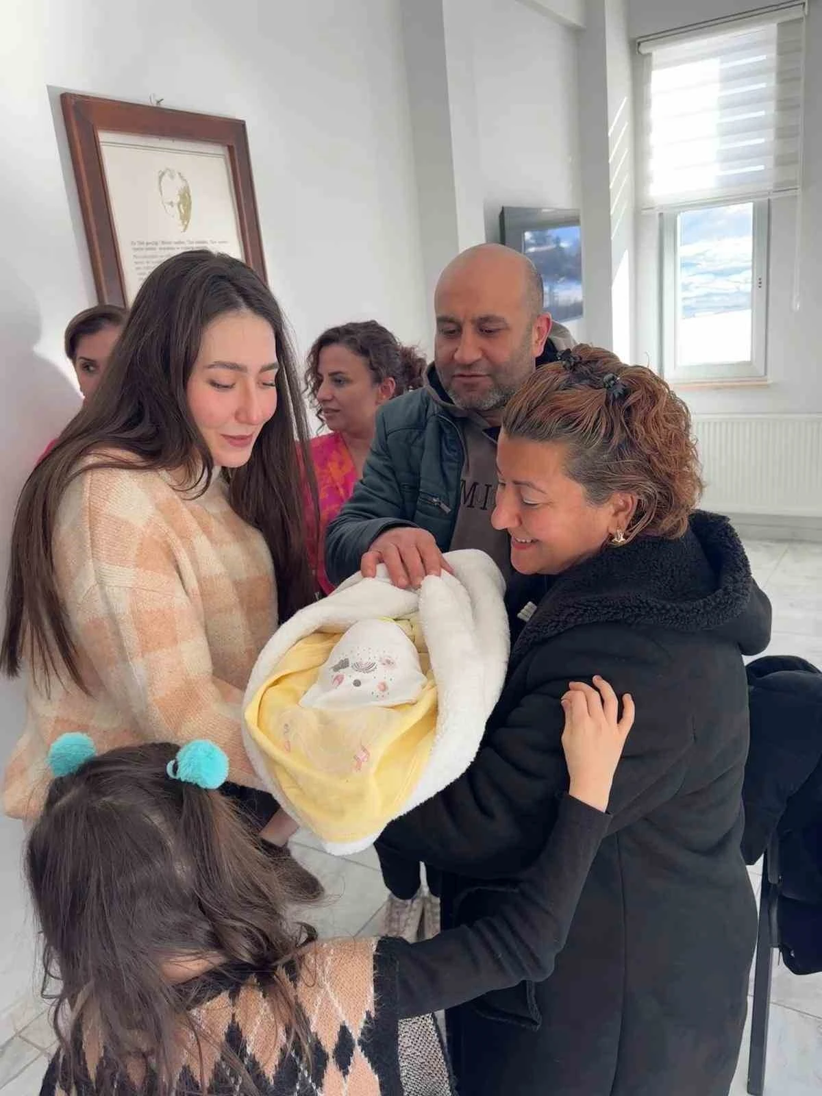 &lsquo;Ge&ccedil;ici Koruyucu Aile&rsquo; modelinin 100&rsquo;&uuml;nc&uuml; bebeği Ege Berk, Samsun&rsquo;da koruyucu ailesiyle buluştu
