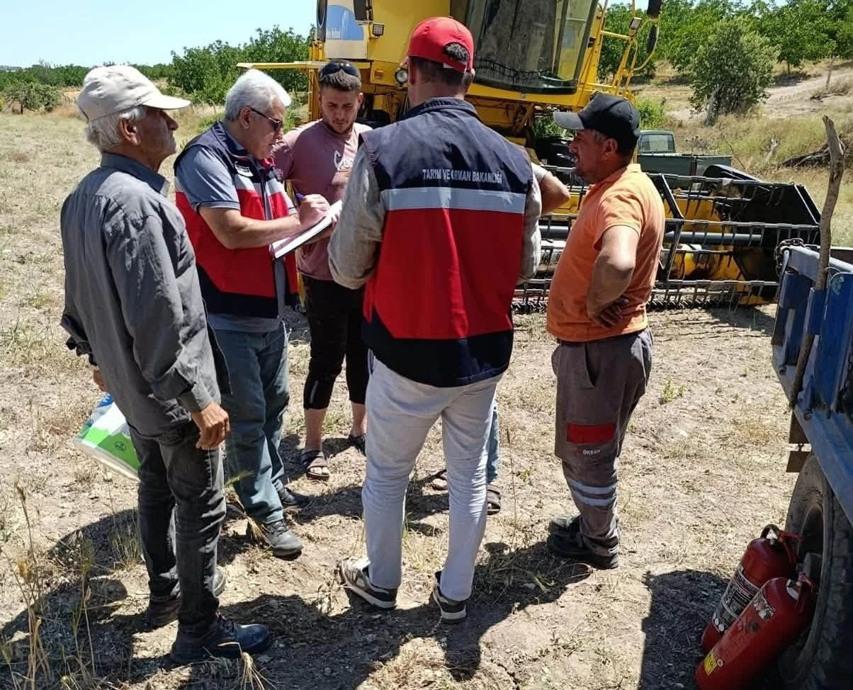 Gediz&rsquo;de bi&ccedil;erd&ouml;verle hasat kontrolleri s&uuml;r&uuml;yor
