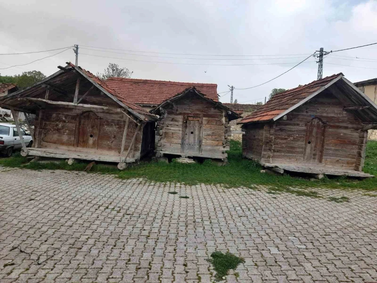 Gediz’de çivisiz ahşap ambarlar zamana direniyor
