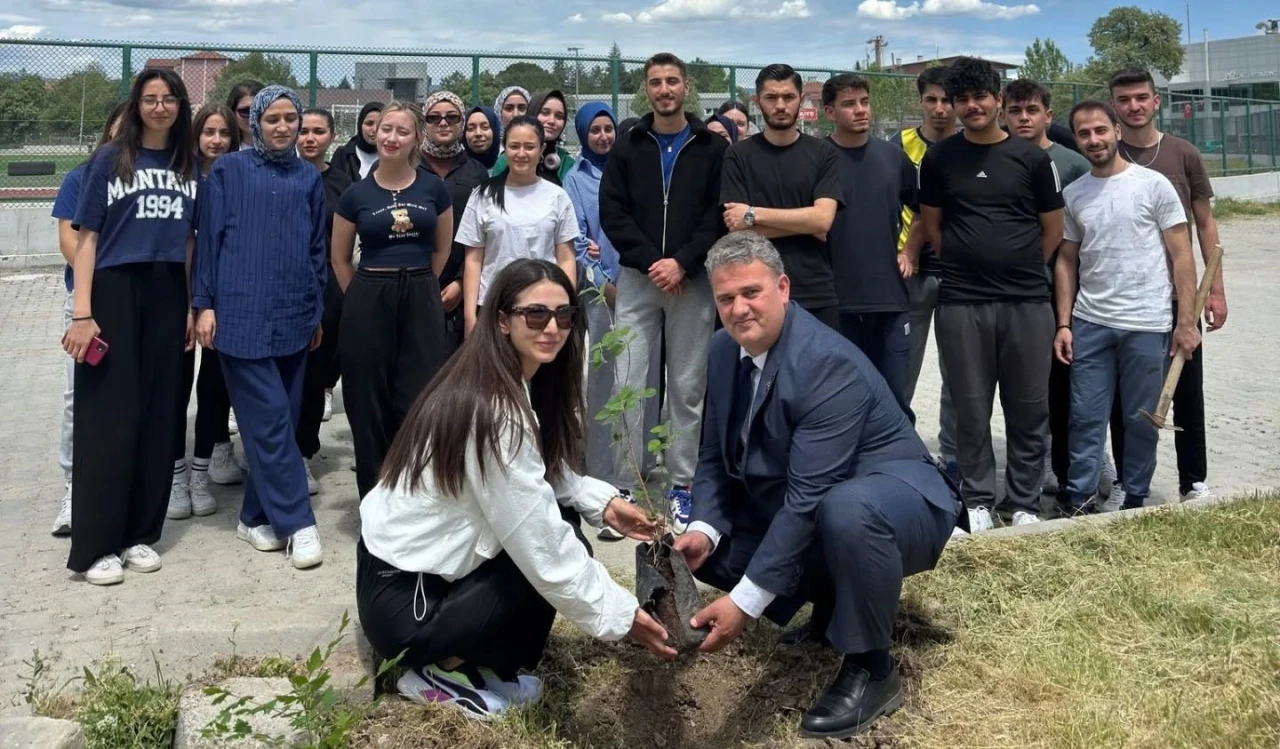 Gediz’de genç fidanlar toprakla buluştu
