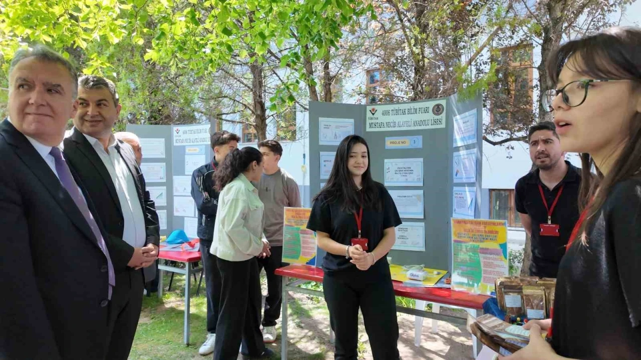 Gediz’de öğrencilerden ilgi çekici projeler; vardiyalı çalışmanın aile içi etkileri araştırıldı
