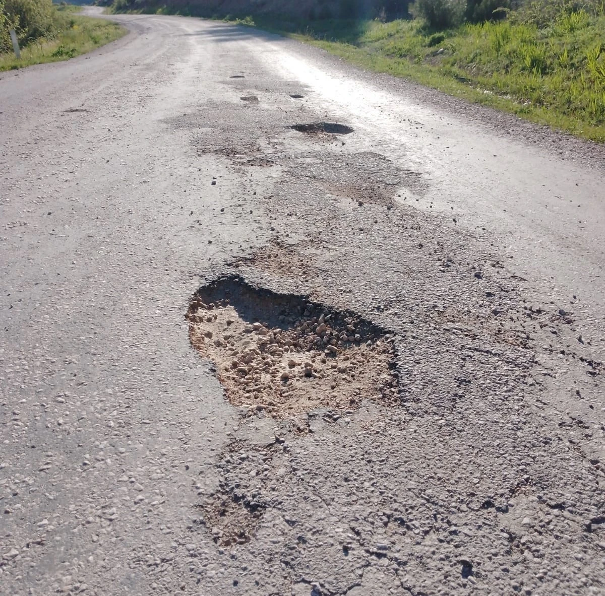 Gediz Dereköy yolu sürücülere çile oldu

