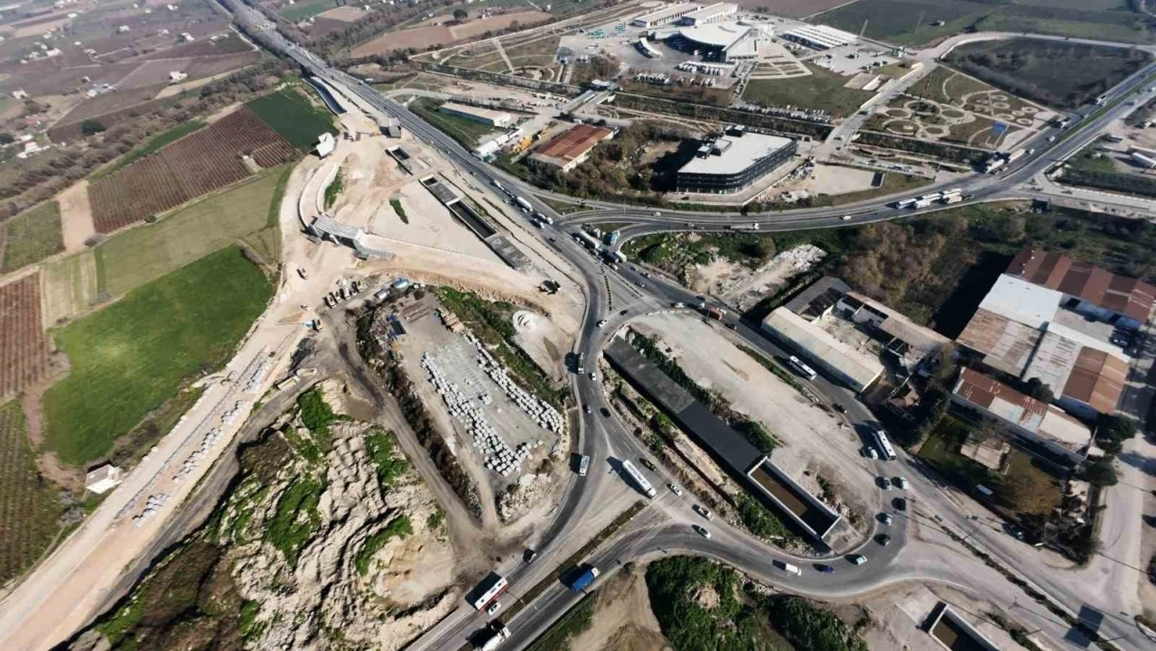 Gediz Kavşağında &ccedil;alışmalar hız kesmeden devam ediyor
