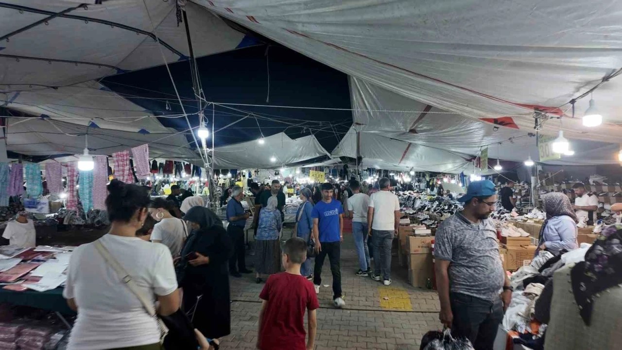 Gediz Tarhana Festivali’nde Kıyafet Pazarı yoğun ilgi görüyor
