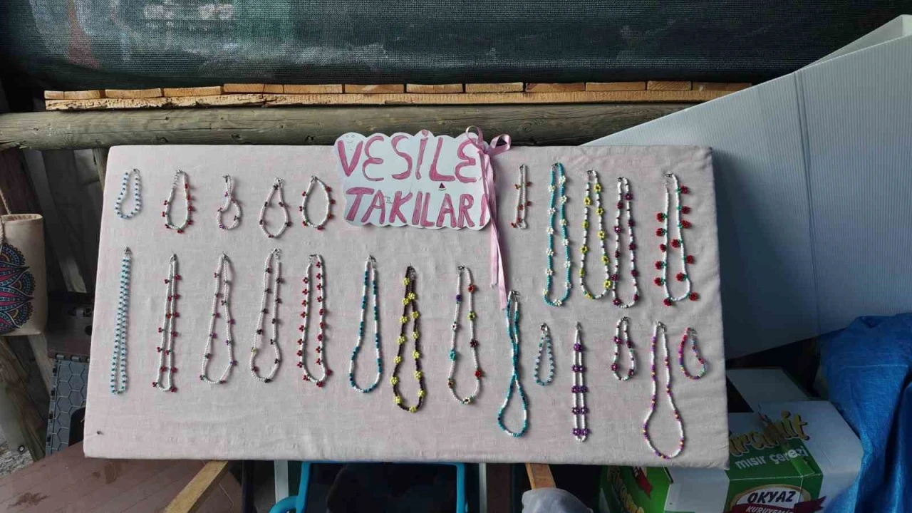 Gediz Tarhana Festivali’nin en genç girişimcisi 12 yaşındaki Vesile, takılarıyla göz kamaştırıyor
