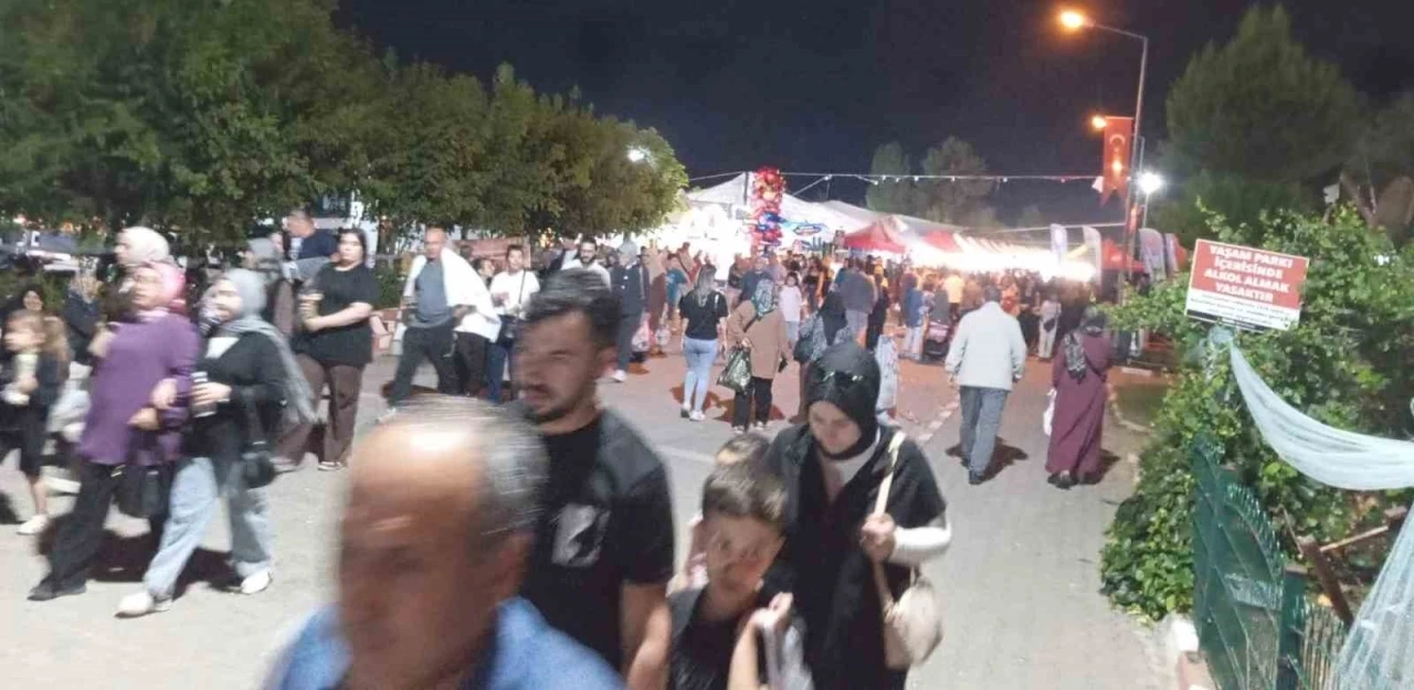 Gediz Tarhana Festivali&rsquo;nin son g&uuml;n&uuml;nde festival alanında insan seli
