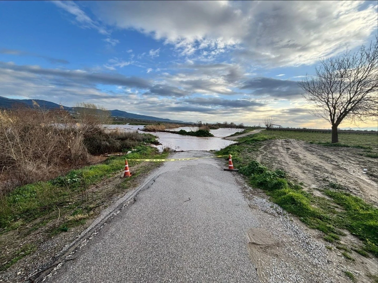 Gediz taştı, k&ouml;pr&uuml; sular altında kaldı
