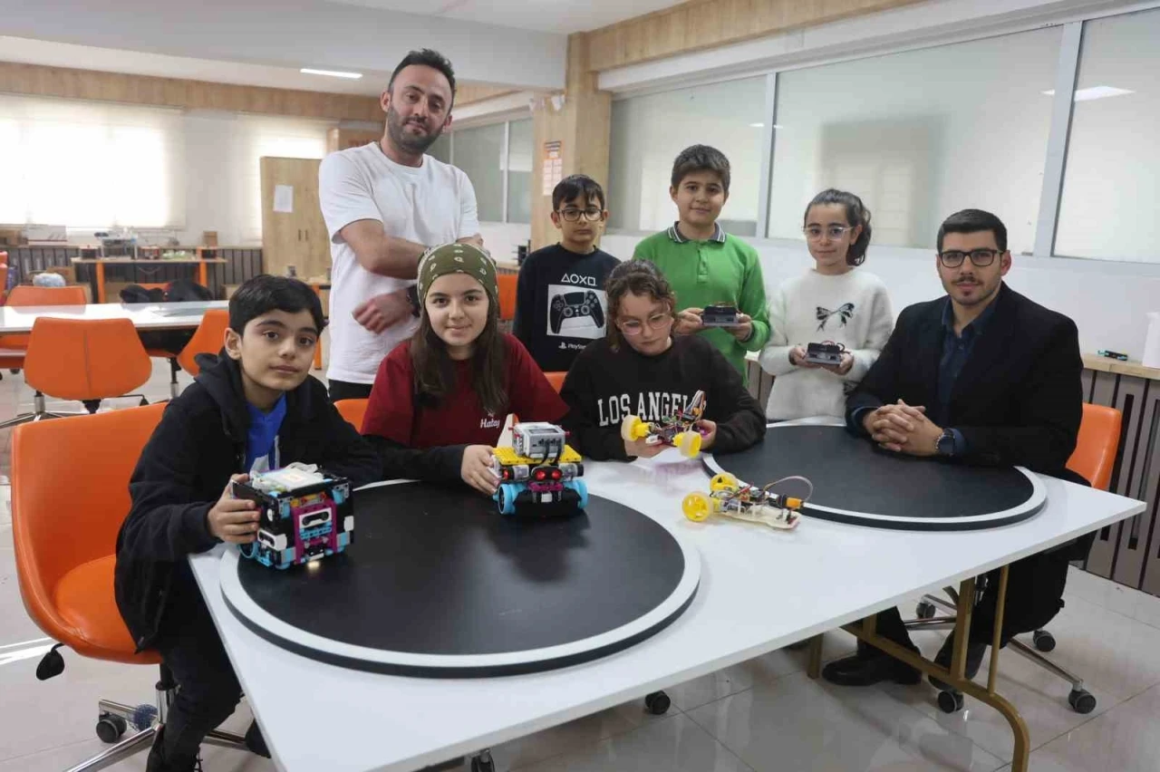 Geleceğin kaşifleri olacak depremzede &ccedil;ocuklar &lsquo;Hataybot&rsquo; Robot Yarışması&rsquo;na hazırlanıyorlar
