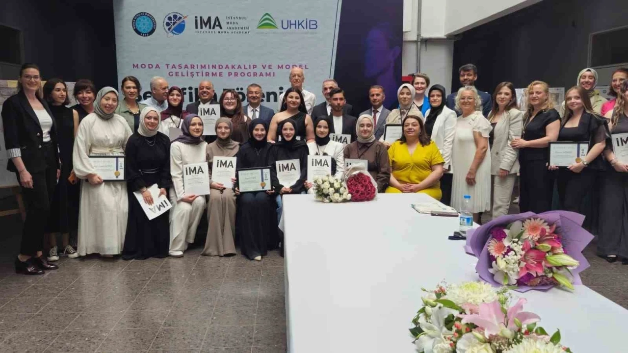 Geleceğin moda tasarımcıları Bursa&rsquo;da sertifikalarını aldı
