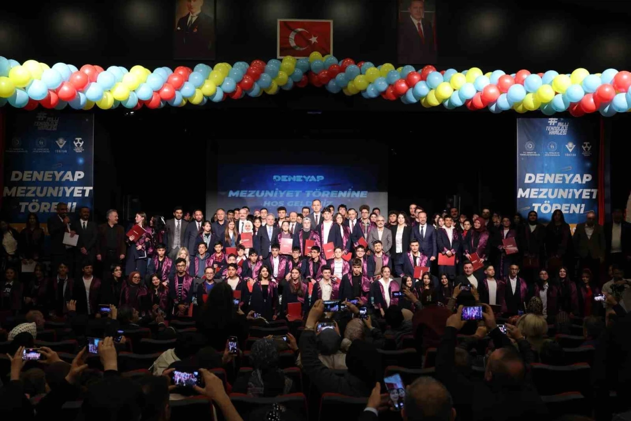 Geleceğin teknoloji yıldızları Deneyap Mezuniyet töreninde buluştu
