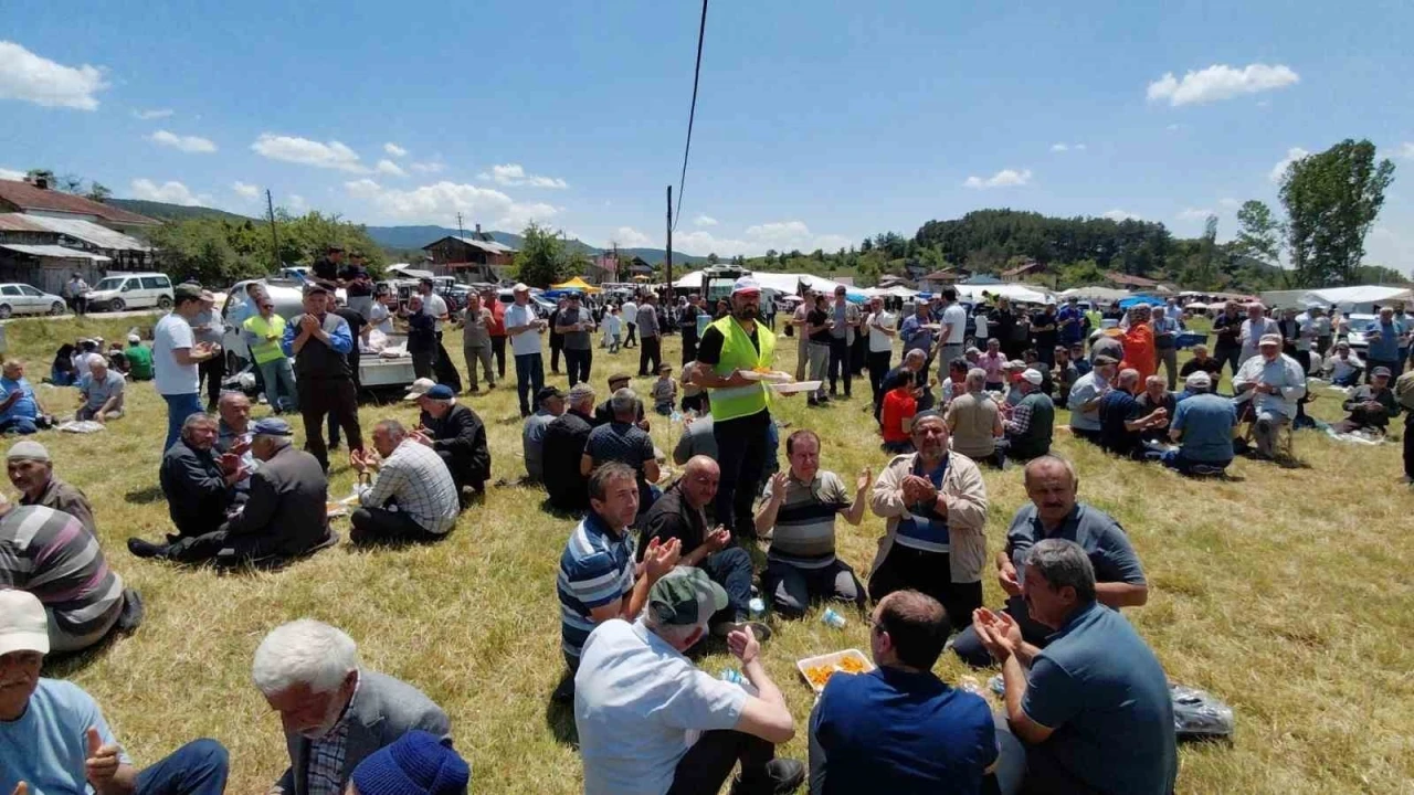 Geleneksel Hacet Bayramı&rsquo;nda yarım tondan fazla et dağıtıldı
