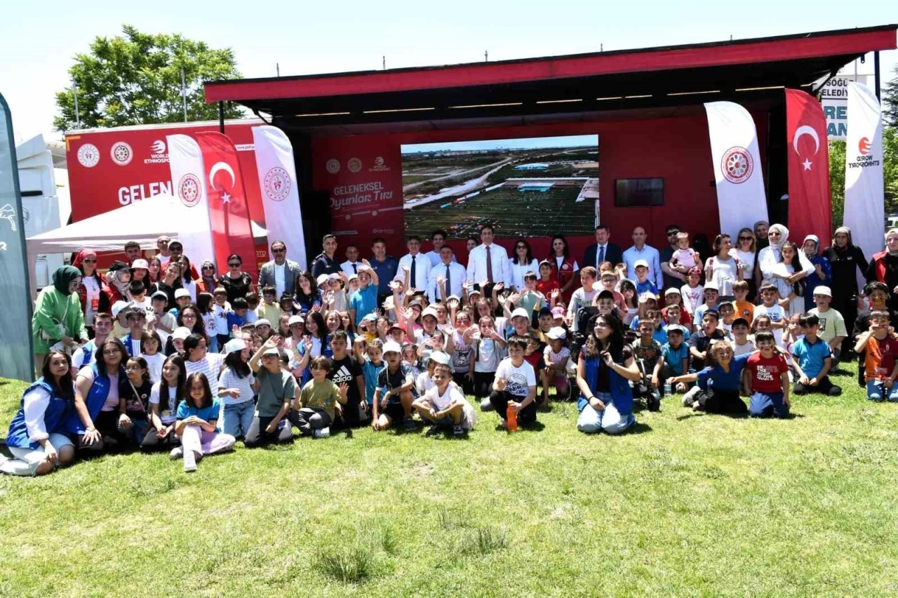 ‘Geleneksel Oyun Tırı’ Söğüt’te çocuklarla buluştu
