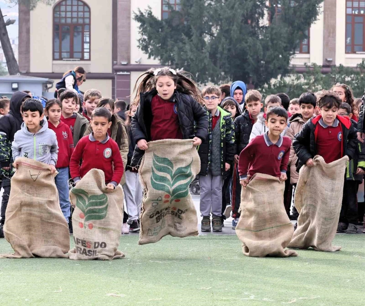 Geleneksel Oyunlar Tırı Manisa’da çocuklarla buluştu
