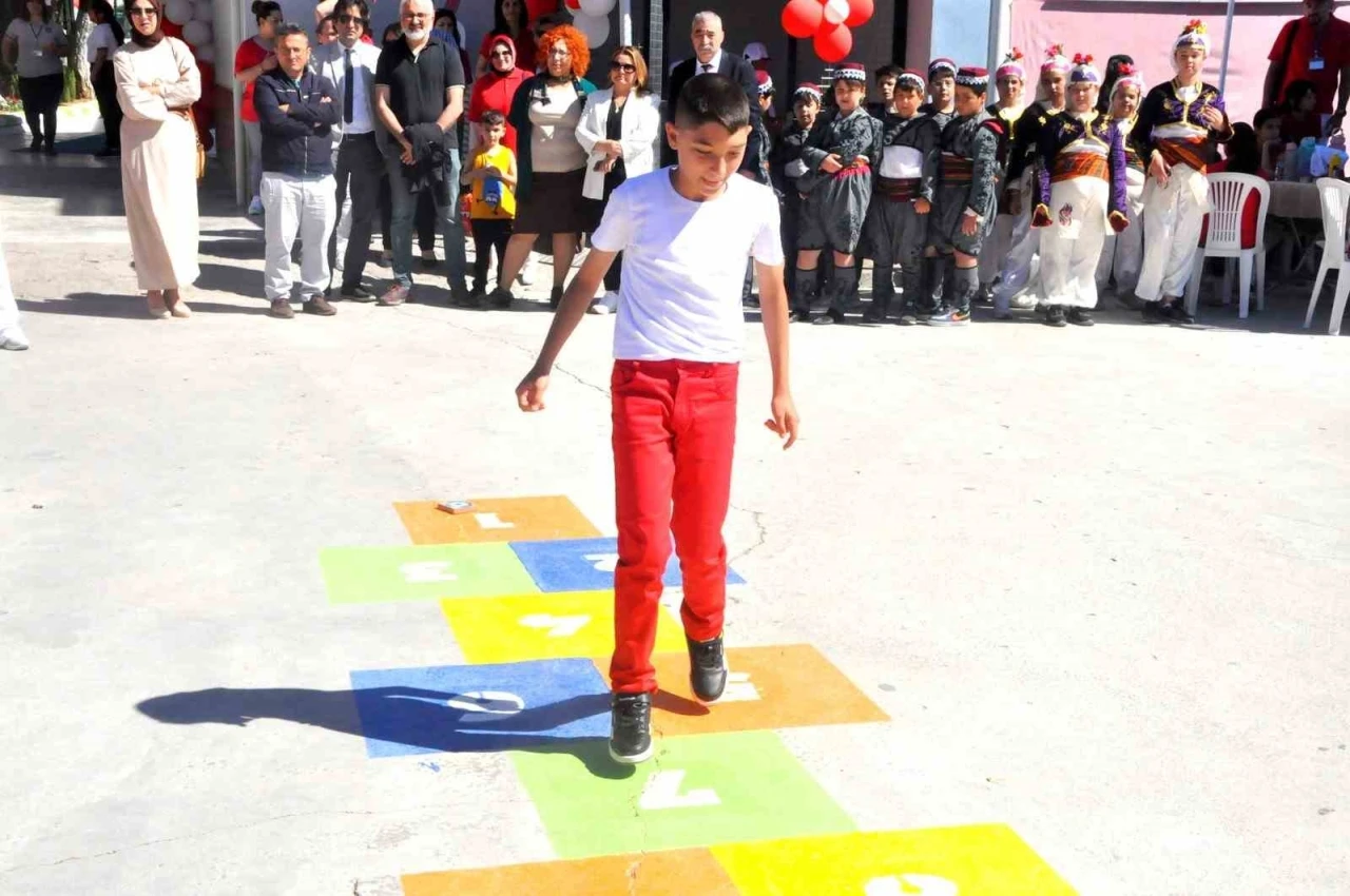  MUĞLA'DA RENKLİ ÇOCUK ŞENLİĞİ YAPILDI