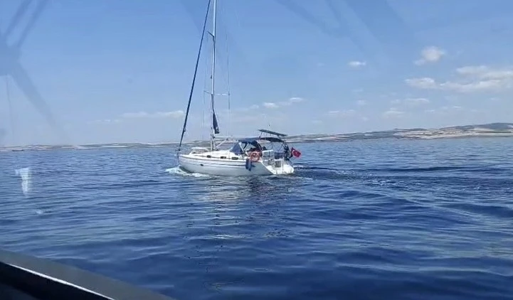 Gelibolu açıklarında rotası İtalya olan yelkenli teknede 51 kaçak göçmen ile 2 göçmen kaçakçısı şüphelisi yakalandı
