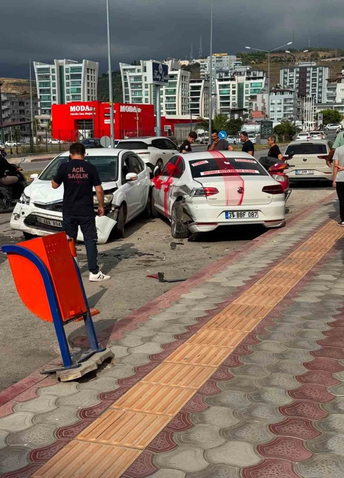 Gelin arabası otomobille &ccedil;arpıştı: 1 yaralı
