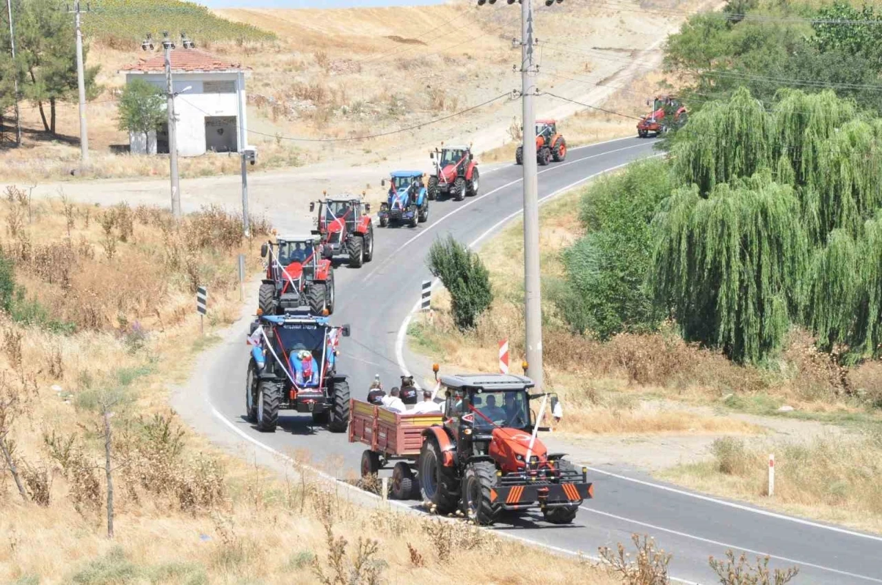 Gelin arabası traktör oldu: Konvoya 50 traktör katıldı
