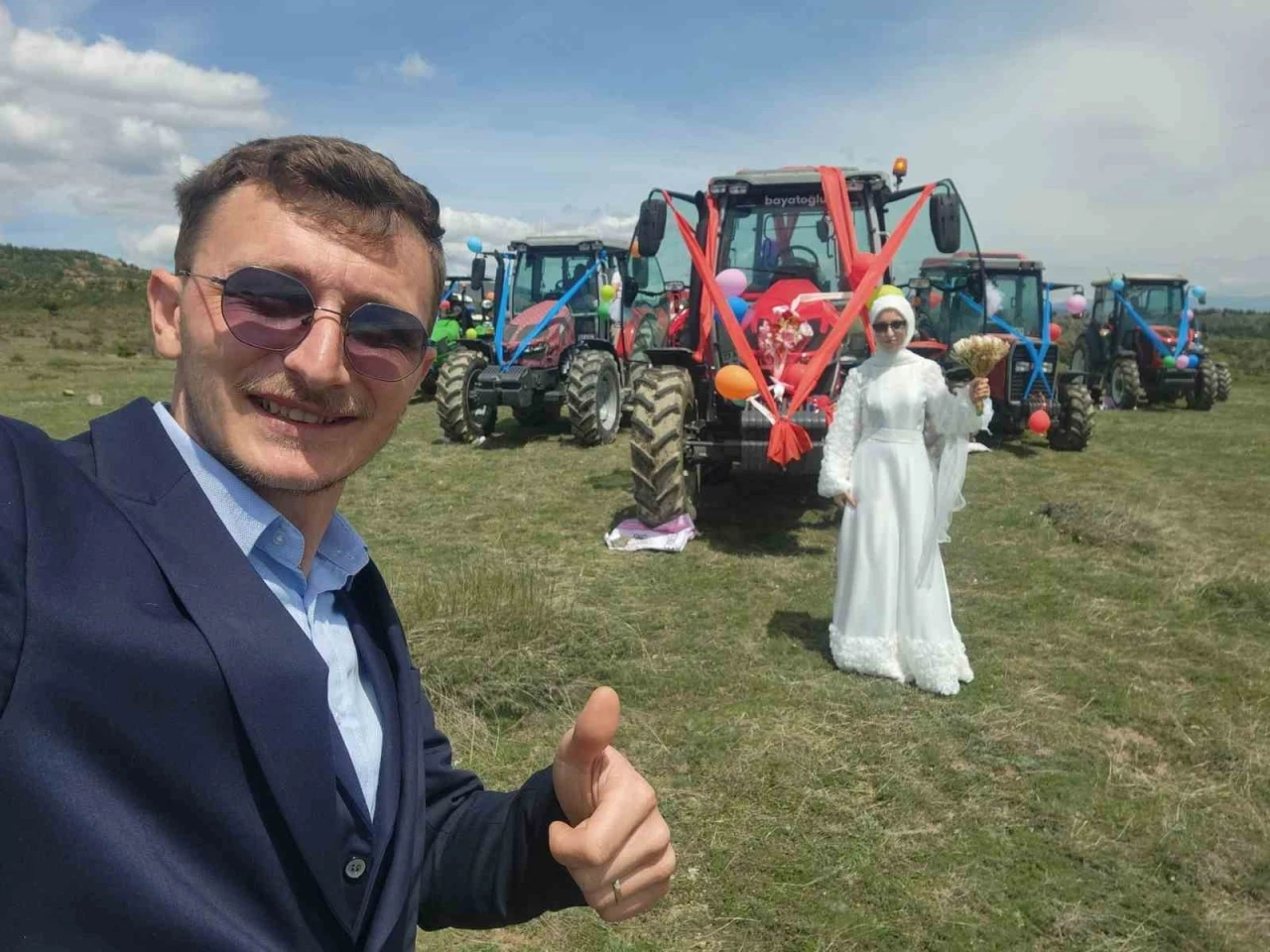 Gelin direksiyon başına geçti traktör, çiftçi çiftin gelin arabası oldu

